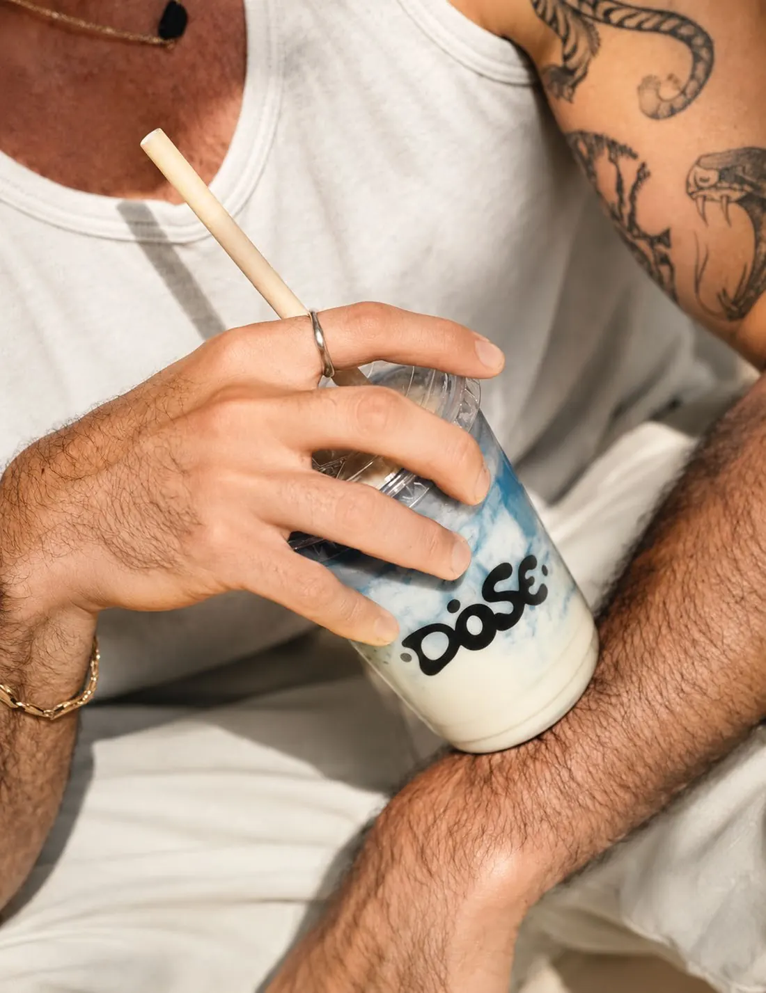 Mano tatuada sosteniendo un shake DÖSE
